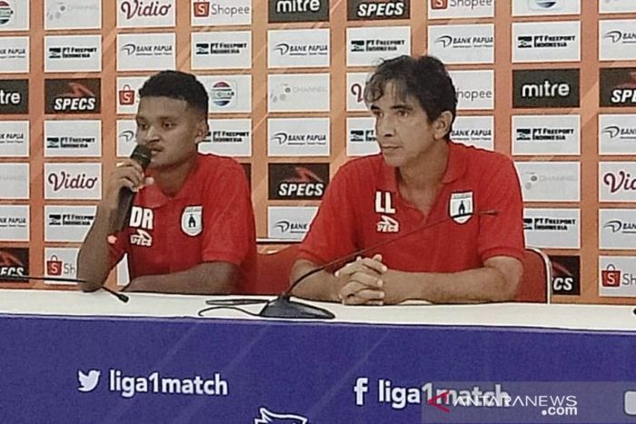 Pelatih Persipura Jayapura, Luciano Leandro, bersama anak asuhnya, David Rumakiek, memberikan keterangan saat konferensi pers setelah pertandingan melawan PSS Sleman pada pekan ketiga Liga 1 2019.