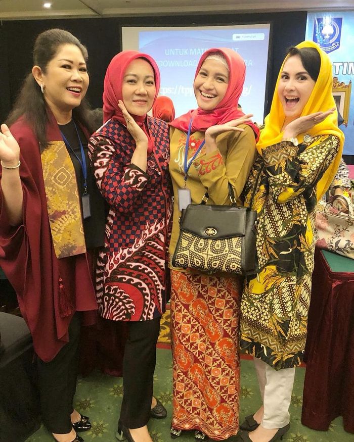 Arumi Bachsin dalam satu kegiatan bersama para istri Gubernur, termasuk istri Ridwan Kamil, Atalia Praratya.
