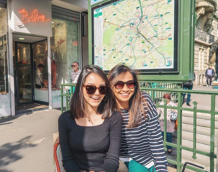 Risa Dewi kerap tampil seperti gaya anak-anak muda termasuk mirip sang Anak, Alyssa Daguise.