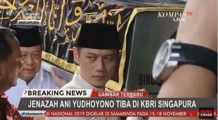 SBY dan AHY mengangkat peti jenazah Ani Yudhoyono. 
