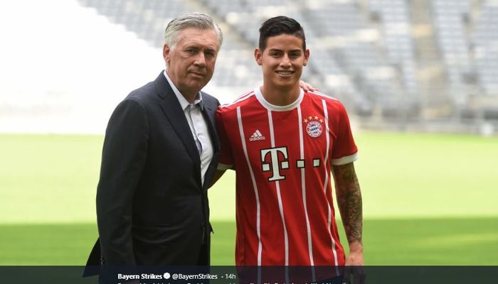 Carlo Ancelotti saat masih membela Bayern Muenchen bersama gelandang James Rodriguez.