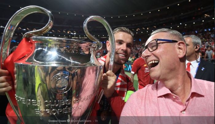 Kapten Liverpool FC, Jordan Henderson, merayakan trofi juara Liga Champions 2018-2019 bersama sang ayah.