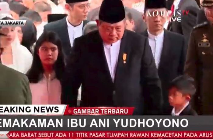 Susilo Bambang Yudhoyono menggandeng 2 cucunya, Almira Tunggadewi Yudhoyono dan Airlangga Satriadhi Yudhoyono, saat prosesi pemakaman <a href='https://kupang.tribunnews.com/tag/ani-yudhoyono' title='Ani Yudhoyono'>Ani Yudhoyono</a>.
