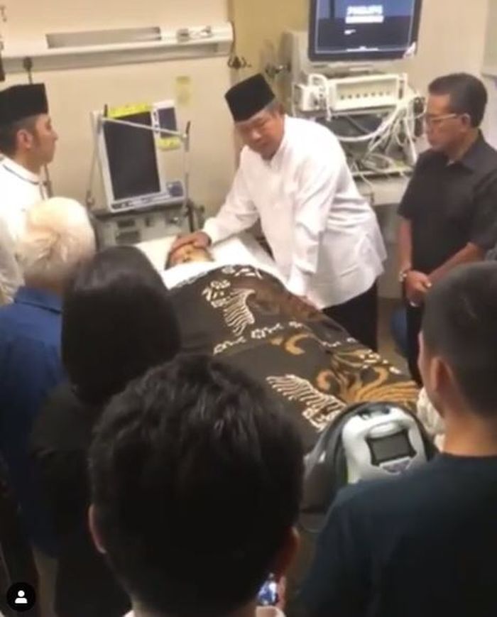 Susilo Bambang Yudhoyono belai hangat kening Ani Yudhoyono.