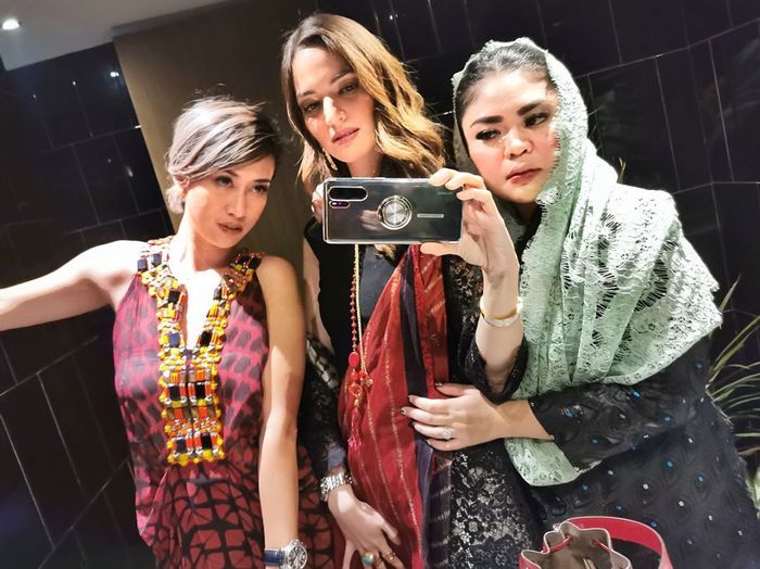 Nia Ramadhani bersama teman dekatnya