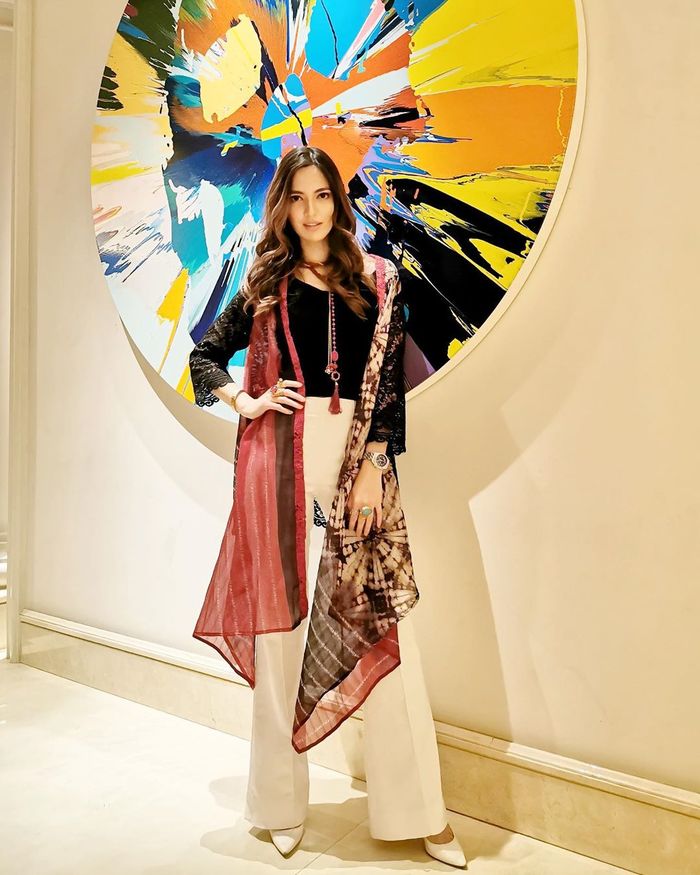 Penampilan Nia Ramadhani dengan luaran motif campur