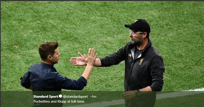 Mauricio Pochettino (kiri) dan Juergen Klopp bersalaman usai laga final Liga Champions Tottenham vs Liverpool di Madrid, 1 Juni 2019.