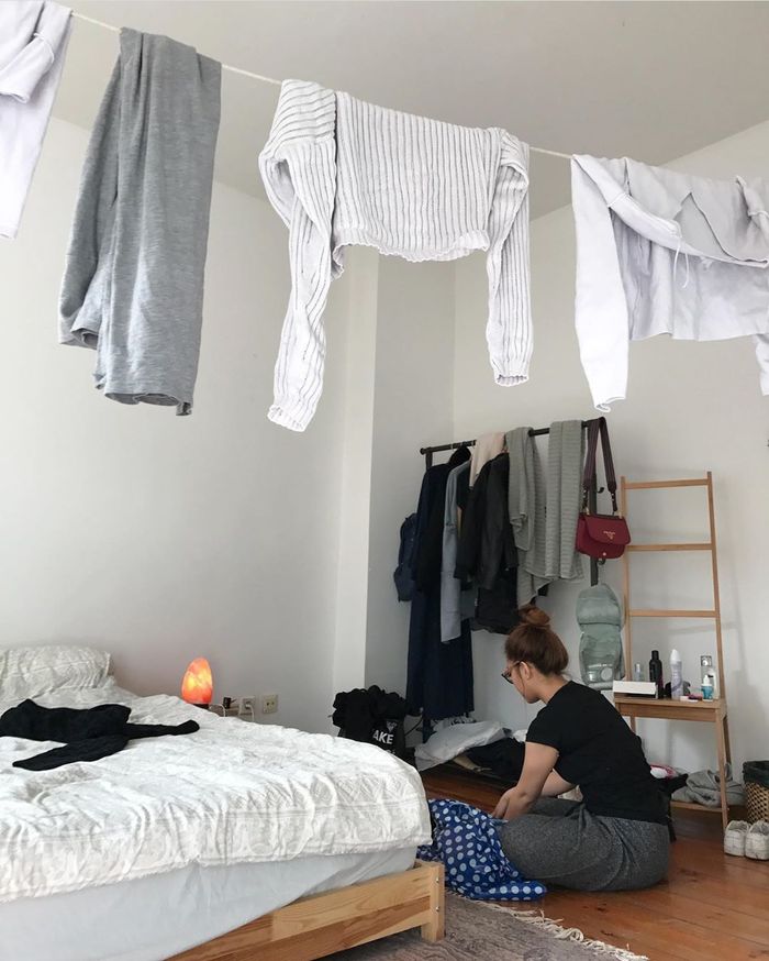 Keenan Pearce jemur pakaian dalam rumah