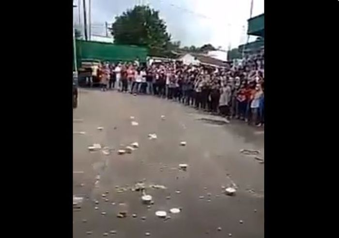 Aksi protes para buruh dengan lempar bingkisan berisi kue nastar