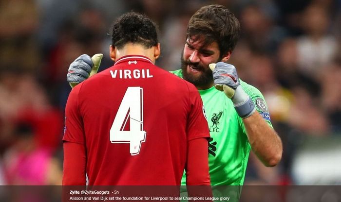 Virgil van Dijk dan Alisson Becker saling memberikan salam seusai pertandingan Liverpool melawan Tottenham pada final Liga Champions, 1 Juni 2019.