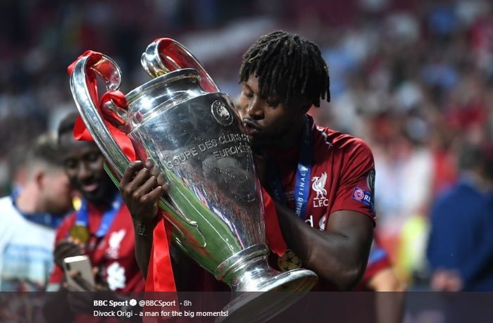 Penyerang Liverpool, Divock Origi mencium trofi Liga Champions seusai pertandingan melawan Tottenham Hotspur