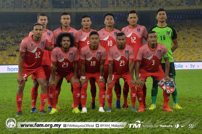 Gelandang Persija, Rohit Chand (depan, paling kiri) bersama pemain timnas Nepal jelang laga kontra tuan rumah timnas Malaysia pada laga internasional di Stadion Nasional Bukit Jalil, Kuala Lumpur, 2 Juni 2019.