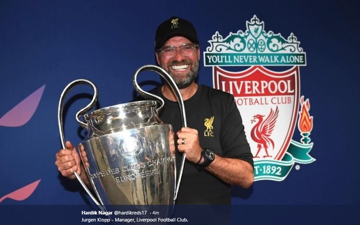 Manajer Liverpool, Juergen Klopp memegang Piala Liga Champions