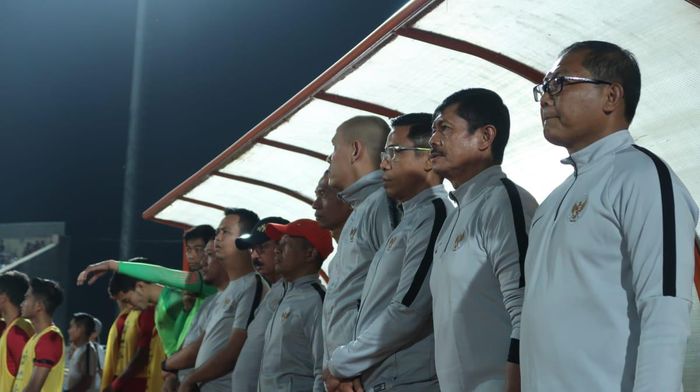 Pelatih Timnas U-23 Indonesia, Indra Sjafri, berdiri untuk mengheningkan cipta menghormati meninggalnya Ani Yudhoyono, sebelum kick off kontra PSIM Yogyakarta, Minggu (2/5/2019) dimulai.
