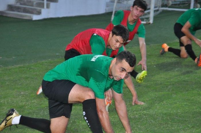 Artur Gevorkyan berlatih bersama rekan-rekannya di Timnas Turkmenistan, Sabtu (1/6/2019), di Stadion Ashgabat.