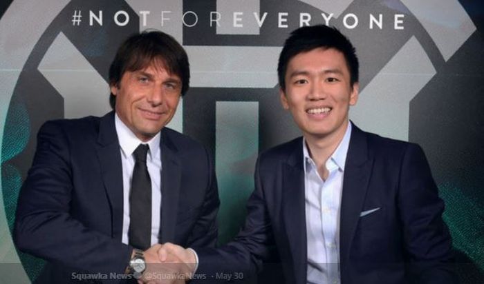 Pelatih Antonio Conte bersalaman dengan Presiden Inter Milan, Steven Zhang.