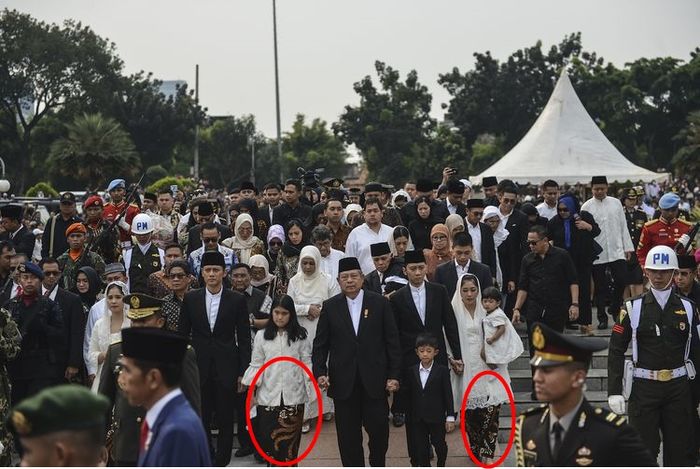 Kain batik pilihan Ani Yudhoyono tetap dipakai kedua menantu dan cucu saat momen pemakamannya