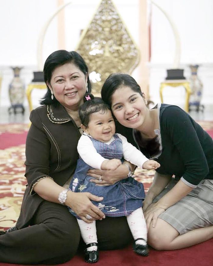 Demi cucu, Ani Yudhoyono rela ngemper di lantai