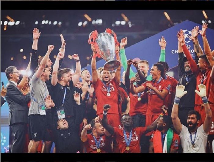 Alex Oxlade-Chamberlain saat mengangkat trofi juara Liga Champions bersama Liverpool.