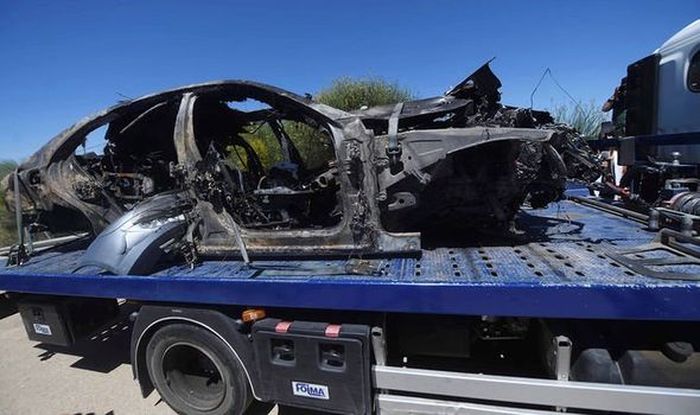Sisa-sisa mobil Jose Antonio Reyes yang meninggal dunia setelah mengalami kecelakaan lalu lintas, Sabtu (1/6/2019) di Seville.