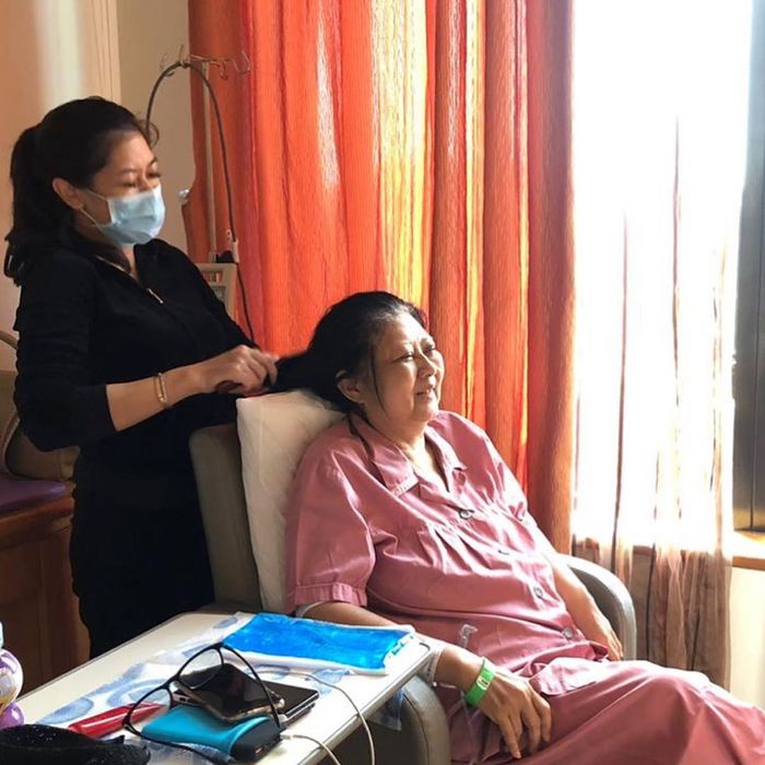Aliya Rajasa sisir rambut Ani Yudhoyono di rumah sakit.   