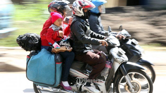 Pemudik menggunakan sepeda motor melintas di Jalan Soekarno Hatta, Kota Bandung, Senin (19/6/2017).