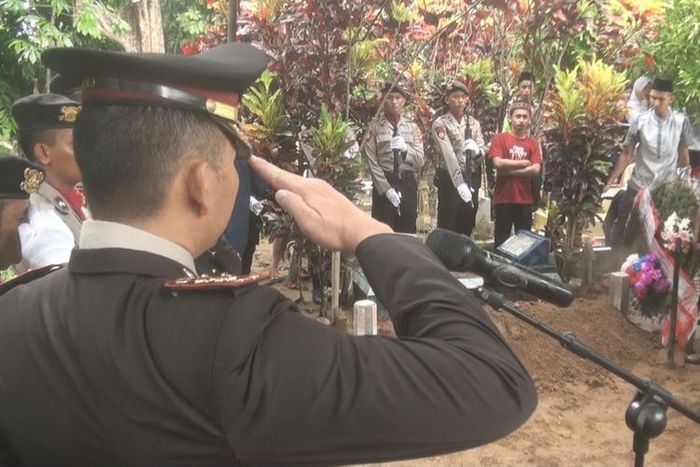 Kapolres OKI AKBP Donni Eka Syahputra memberikan penghormatan terakhirnya kepada Kanit Reskrim Polsek Mesuji Makmur Bripka Afrizal, yang meninggal dunia saat bertugas.