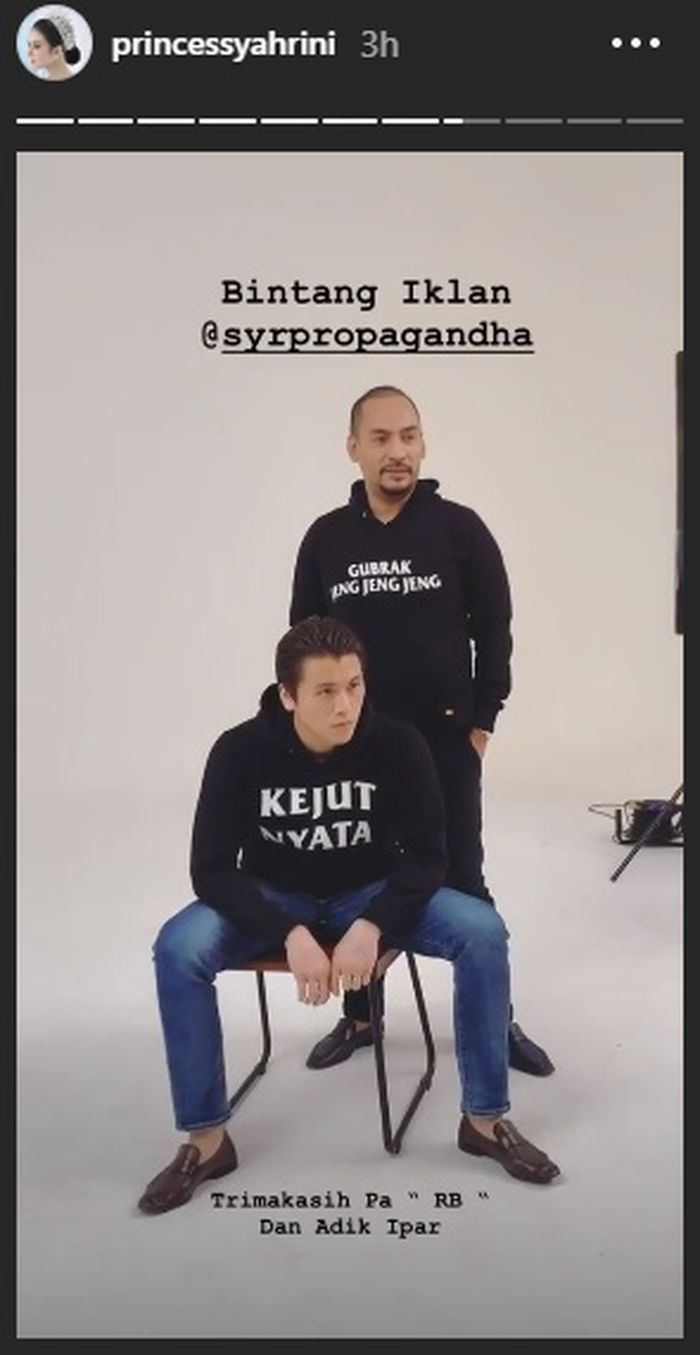 Reino Barack dan Jeffry Geovani jadi model untuk produk Syahrini.