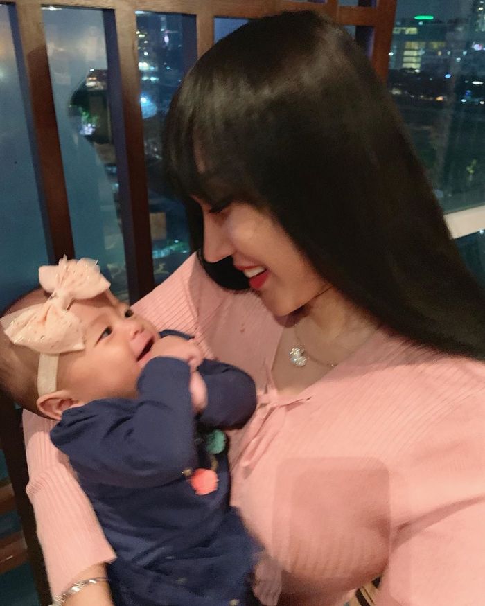 Lucinta Luna gendong seorang bayi