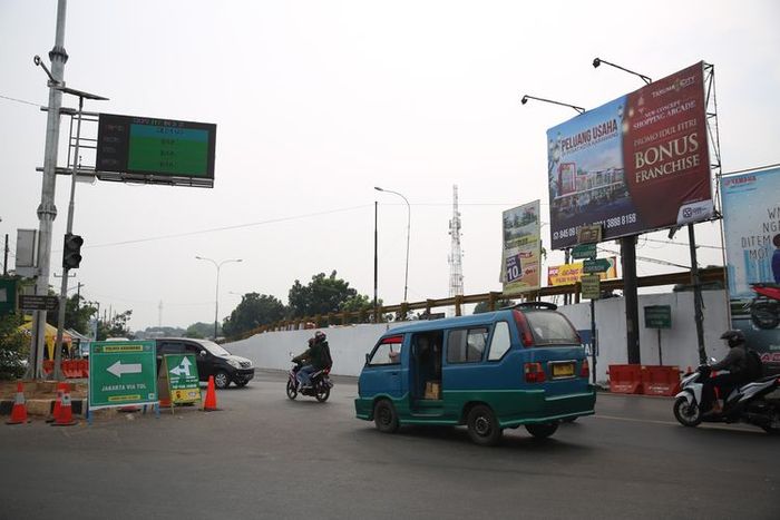 Kondisi lalu lintas Simpang Jomin di Kabupaten Karawang, Jawa Barat, Senin (3/6/2019)
