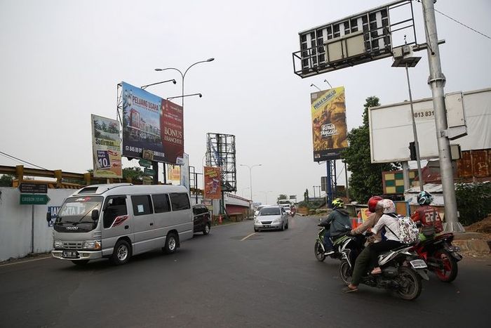 Kondisi lalu lintas di Simpang Jomin, Kabupaten Karawang, Jawa Barat, Senin (3/6/2019)