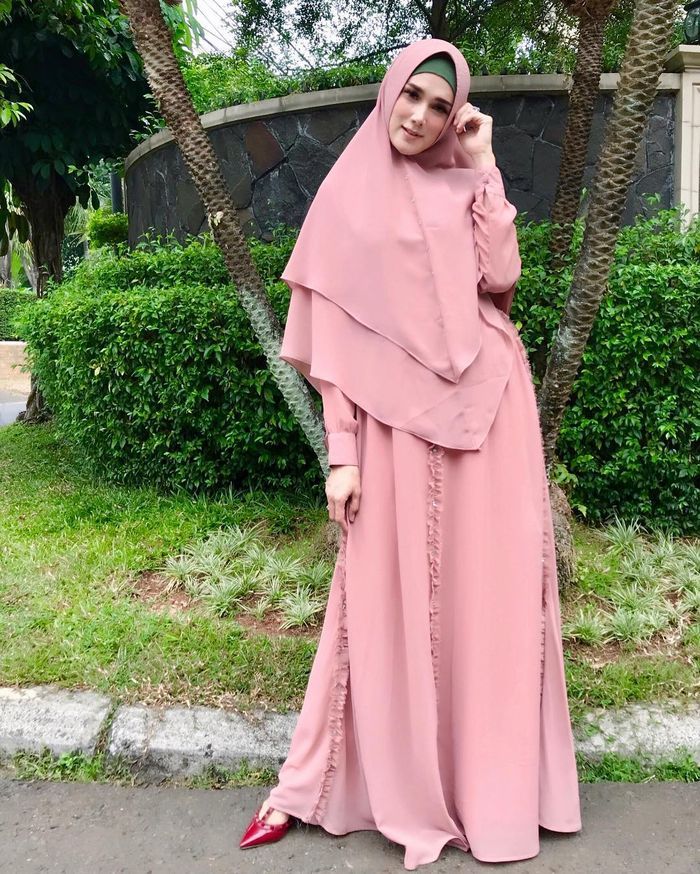 Gaya elegan Mulan Jameela dengan gamis