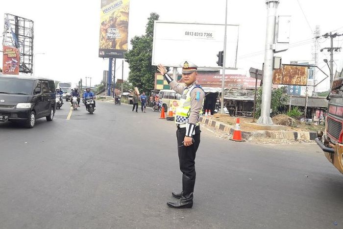 Kanit Turjawali Sat lantas Polres Karawang Aipda Ali Idrus di Simpang Jomin, Kabupaten Karawang, Senin (3/6/2019)