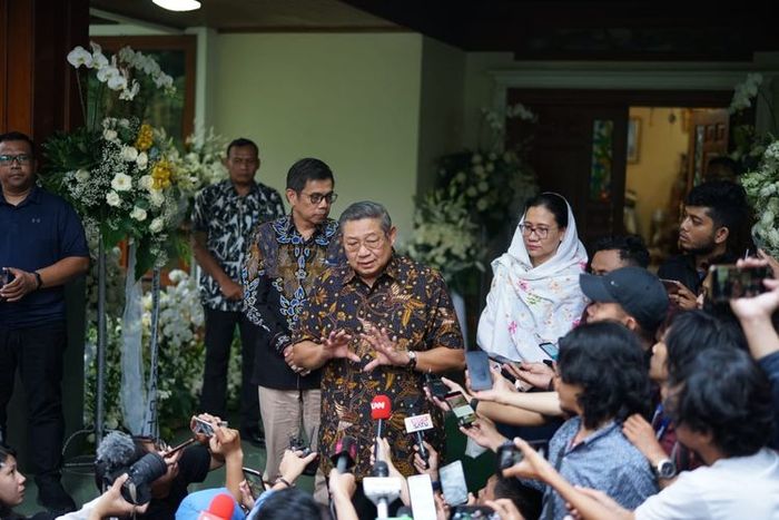 Presiden ke-6 RI Susilo Bambang Yudhoyono memberikan keterangan pers setelah menerima calon presiden nomor urut 02 Prabowo Subianto, Senin (3/6/2019), di Puri Cikeas, Jawa Barat.