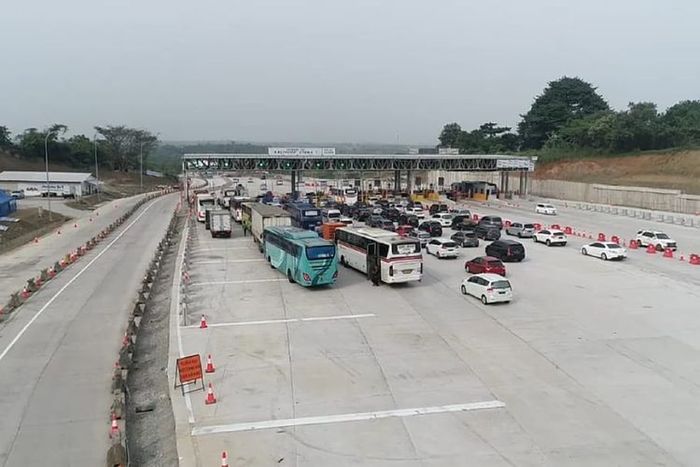 Kondisi lalu lintas di Gerbang Tol (GT) Cikampek Utama Tol jakarta-Cikampek, Senin (3/6/2019)