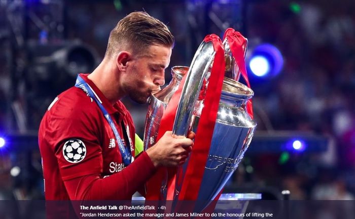 Kapten Liverpool, Jordan Henderson, mencium trofi Liga Champions usai Liverpool mengalahkan Tottenham Hotspur pada final Liga Champions di Stadion Metropolitano, Sabtu (1/6/2019)