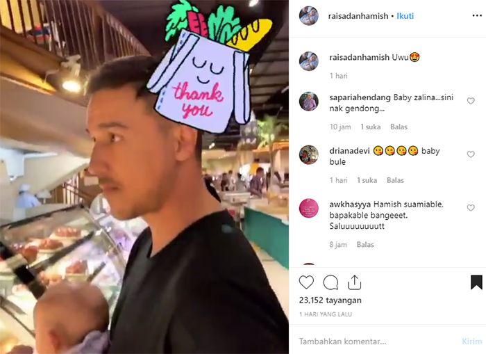 Hamish tampak sedang berbelanja di supermarket sambil menggendong sang anak, Zalina