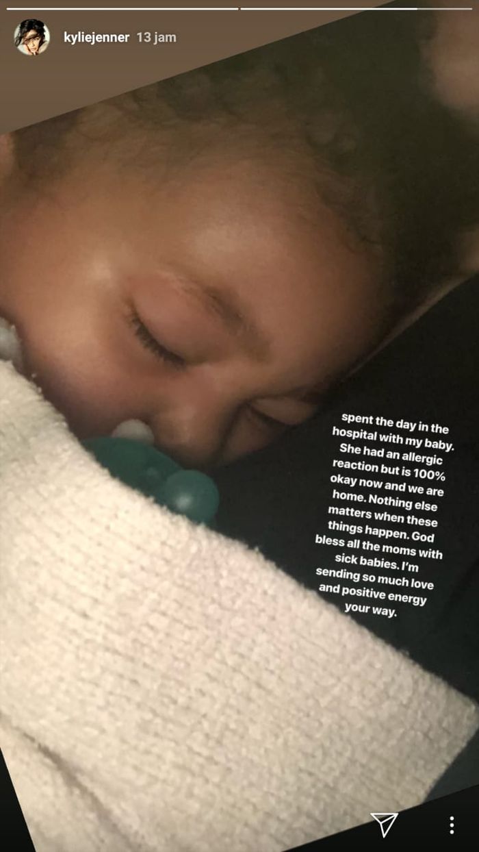 Kylie Jenner menunjukkan Stormi yang sedang sakit.
