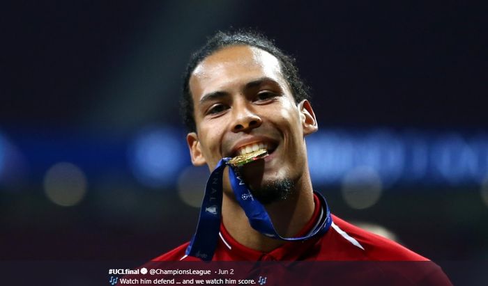 Bek tengah Liverpool, Virgil van Dijk, menggigit medali usai Liverpool menjuarai Liga Champions 2018-2019