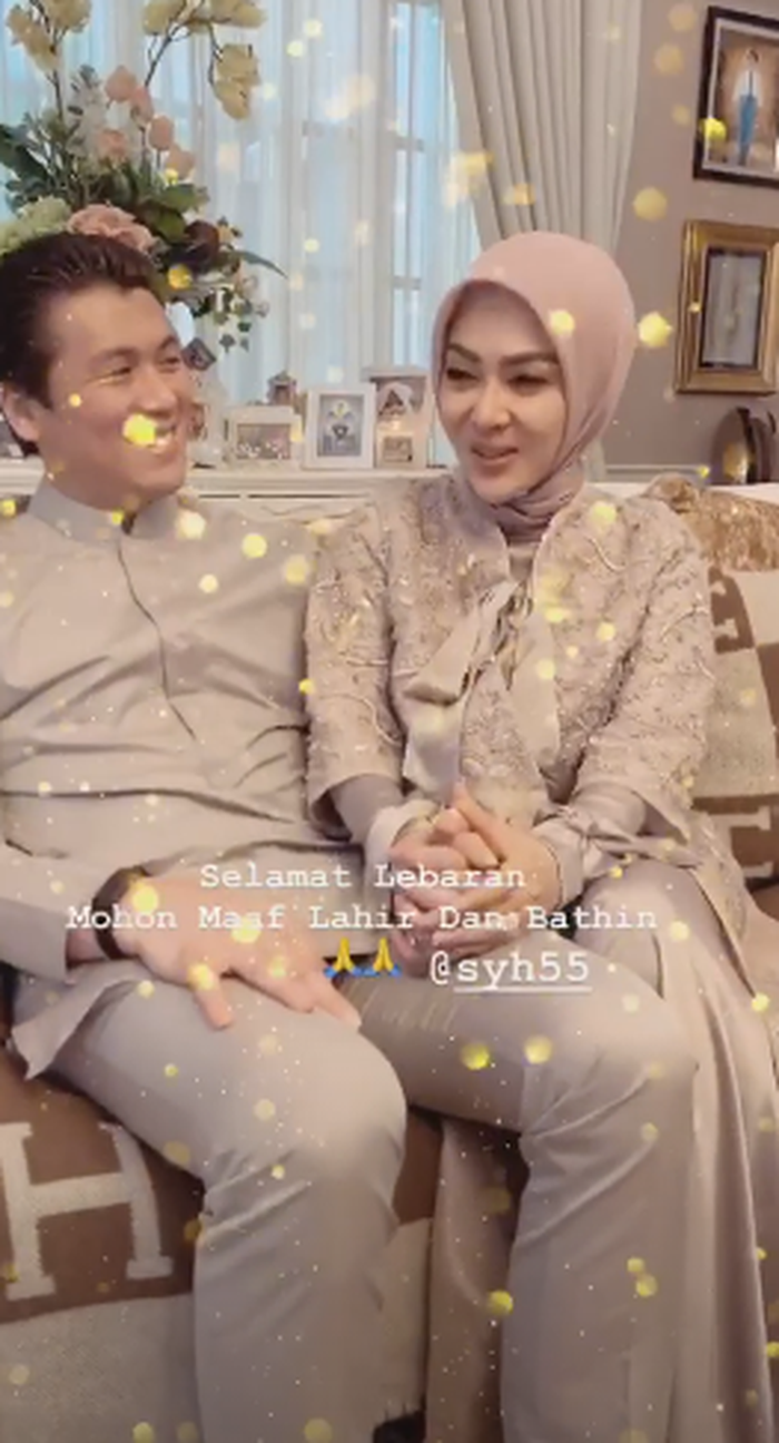 Reino Barack dan Syahrini ucapkan selamat lebaran
