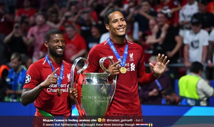 Giorginio Wijnaldum dan Virgil van Dijk  melakukan foto bersama dengan trofi Liga Champions