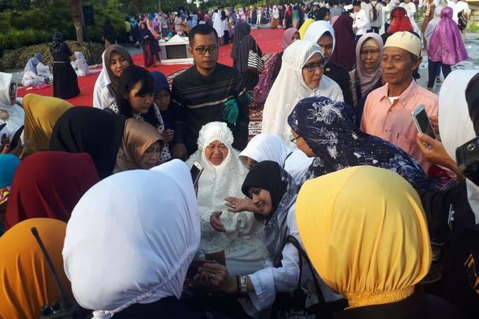 Wali Kota Surabaya Tri Rismaharini melaksanakan Salat Id memperingati Hari Raya Idul Fitri 1440 Hijriah di halaman Balai Kota Surabaya atau Taman Surya, Rabu (5/6/2019)