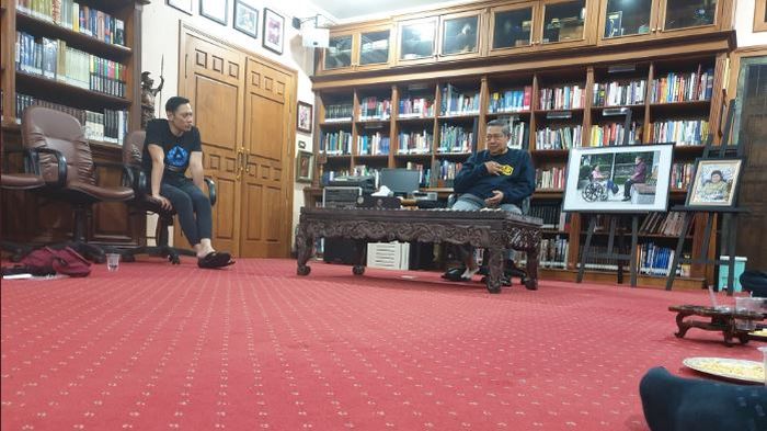 SBY yang berduka saat malam takbiran sebelum lebaran (Twitter/jansen_jsp)