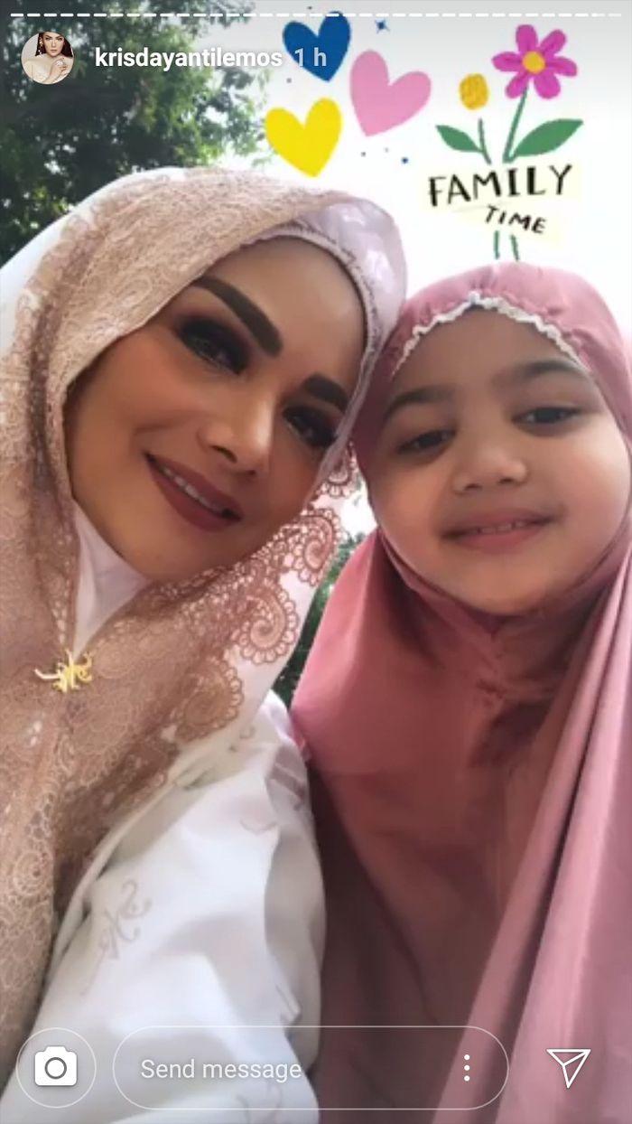 Krisdayanti dan Amora setelah tunaikan sholat ied