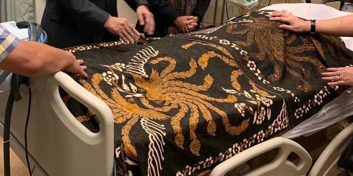 Kain yang dikenakan SBY dan keluarga saat ziarah ke makam Ani Yudhoyono