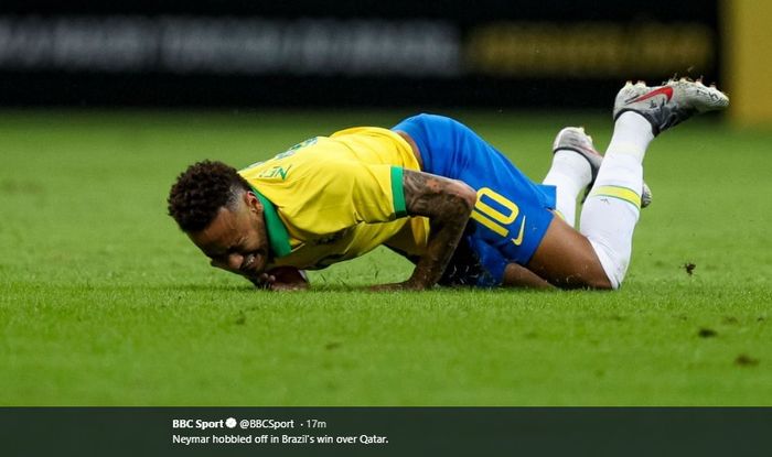 Neymar mengalami cedera saat membela Brasil dalam laga persahabatan melawan Qatar di Stadion Mane Garrincha, 5 Juni 2019.