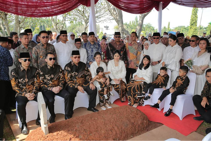 Lebaran Perdana Tanpa Ibu Ani Yudhoyono, Ini Makna Batik Sawunggaling yang Digunakan Keluarga Yudhoyono Saat Idul Fitri
