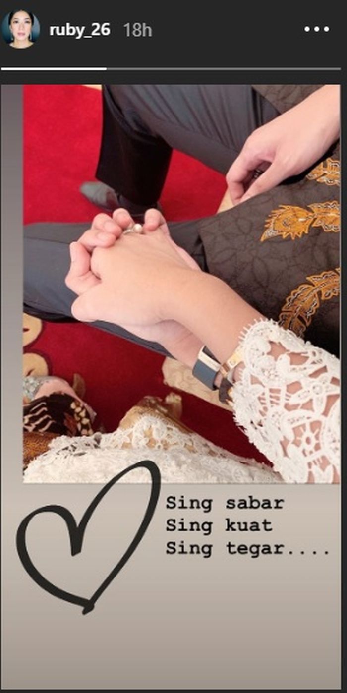 Aliya Rajasa menggenggam erat tangan Ibas, suaminya
