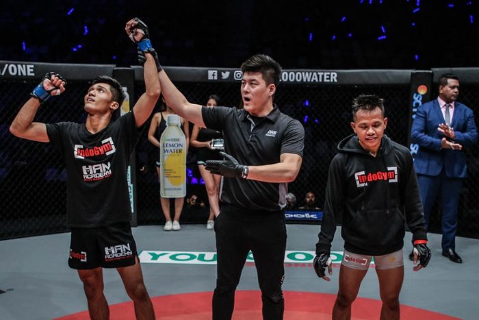 Petarung ONE Championship berdarah Indonesia dan Filipina, Aziz Calim (kiri).