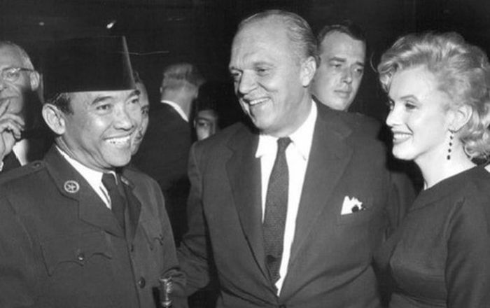 Pada bagian The Prince and The Showgirl dalam buku “Marilyn Monroe Unseen Archives” disebutkan Joshua Logan (tengah) memperkenalkan Marilyn Monroe kepada Presiden Soekarno. Dalam buku itu disebutkan bahwa Soekarno sempat meminta khusus untuk berjumpa dengan Marilyn.